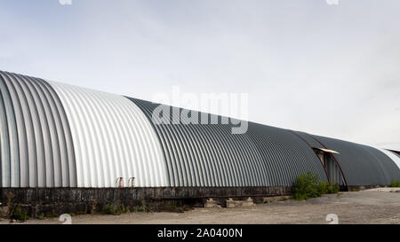 Fassade auf große industrielle Gebäude aus Metall grau Panels. Industrielle Konzept der Transport, Verladen und Einlagerung der Ware Stockfoto