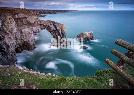 Grüne Brücke Natural Arch, Pembrokeshire, Wales Stockfoto