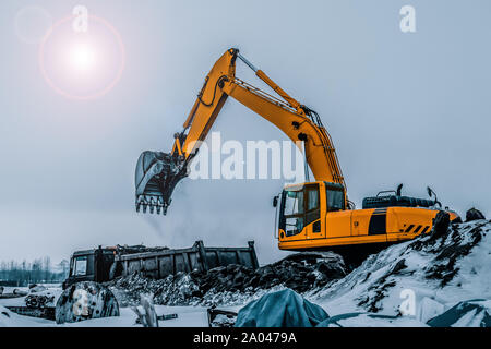 Bagger geladen wird gut mit dem Fahrzeug. Hydraulikbagger sind schwere Baumaschinen, bestehend aus einem Ausleger, Pendelarm oder Stick, Schaufel und Kabine auf einem Stockfoto