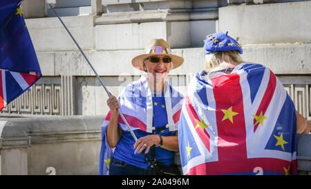 Westminster, London, UK, 19. September 2019. Eine Gruppe von Anti-Brexit Demonstranten, darunter top Brexit Mann" Steven Bray, Rallye außerhalb des Cabinet Office in Westminster. Credit: Imageplotter/Alamy leben Nachrichten Stockfoto
