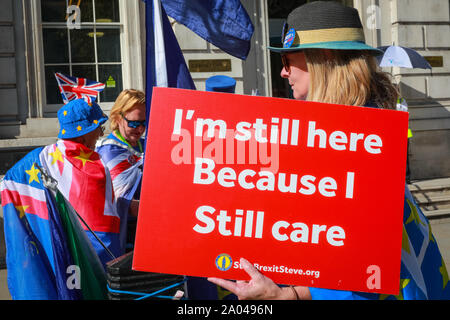Westminster, London, UK, 19. September 2019. Eine Demonstrantin mit ihr Plakat. Eine Gruppe von Anti-Brexit Demonstranten, darunter top Brexit Mann" Steven Bray, Rallye außerhalb des Cabinet Office in Westminster. Credit: Imageplotter/Alamy leben Nachrichten Stockfoto