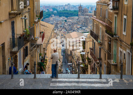 Stadtbild von der Oberseite der Scalinata di S. Maria del Monte in Caltagirone, Sizilien Stockfoto