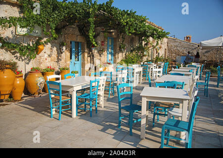 Tischen im Außenbereich des Restaurants in Marzamemi, Sizilien Stockfoto