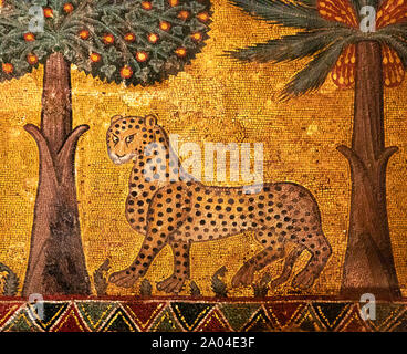 Antike Mosaik von Leopard und Bäume in Palermo, Italien Stockfoto