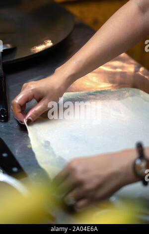 Roti, Roti schw Mehl von roti Teekocher mit Öl. Thailand Street Food und Desserts. knusprige Pfannkuchen in Thailand. Stockfoto