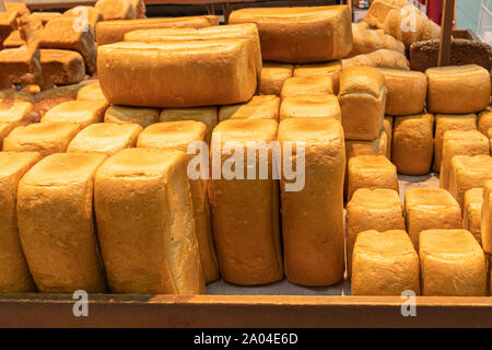 Bäckerei im Supermarkt. Brot auf der Zähler im Store. Stockfoto