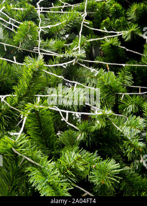 Künstliches Blattwerk aus Kunststoff von künstlichen Weihnachtsbaum und die Dekoration Dinge gemacht Stockfoto