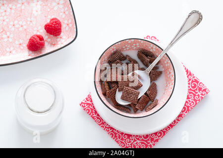 Gesundes Frühstück. Cornflakes mit Milch und Himbeeren. Stockfoto