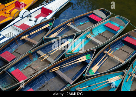 Ein Blick von der Brücke über die bunten Boote auf dem Fluss in Oxford. Stockfoto