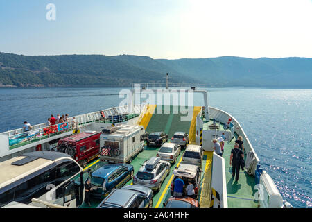 09.02.2019. Cres, Kroatien: Fähre auf der Insel Cres in Kroatien mit Menschen und Autos Stockfoto