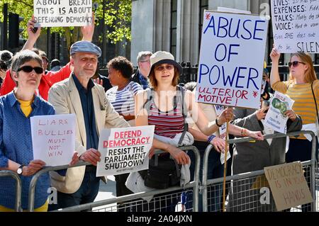 Anti Brexit Demonstranten versammelten sich vor dem Obersten Gerichtshof als Richter an Tag drei Sat zu entscheiden, wenn Boris Johnson's Entscheidung zu vertagen Parlament rechtmäßig war. Wenig George Street, London. Großbritannien Stockfoto