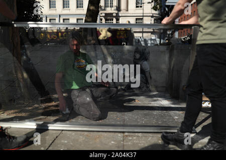 Die Techniker von Kunst Restaurierung Firma Ort eine Schutzhülle um den Banksy Wandmalerei, die folgenden Aussterben Rebellion Klimawandel Proteste, Marble Arch, London erschienen, ist für die Zukunft zu erhalten. PA-Foto. Bild Datum: Donnerstag, September 19, 2019. Photo Credit: Yui Mok/PA-Kabel Stockfoto