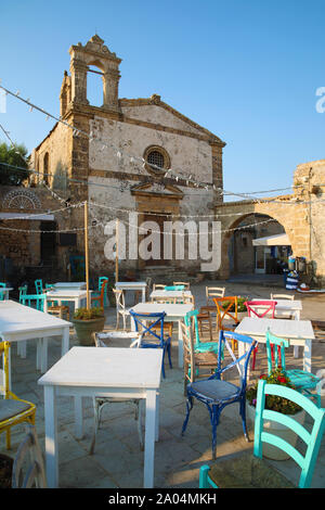 Restaurant im Freien Tische und alte Kirche in Marzamemi, Sizilien Stockfoto