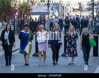 London, Großbritannien. 19 Sep, 2019. Unsere Schmerzen, die medizinische Verwendung von Cannabis legalisieren Petition in 10 Downing Street, London Credit übergeben: Ian Davidson/Alamy leben Nachrichten Stockfoto