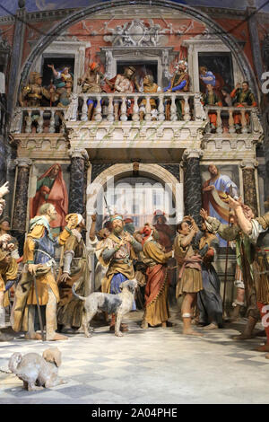 La foule de Juifs lors de la Présentation de Jésus-Christ par Ponce Pilatus. "Ecce Homo". Statuen de Giovanni d'Enrico. Mont Sacré de Varallo Sesia. Stockfoto