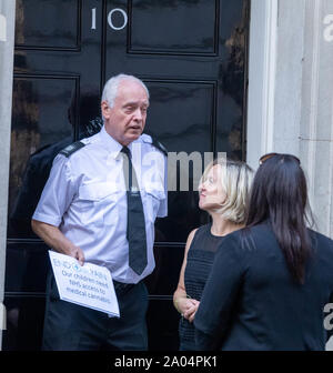 London, Großbritannien. 19 Sep, 2019. Unsere Schmerzen, die medizinische Verwendung von Cannabis legalisieren Petition in 10 Downing Street, London Credit übergeben: Ian Davidson/Alamy leben Nachrichten Stockfoto