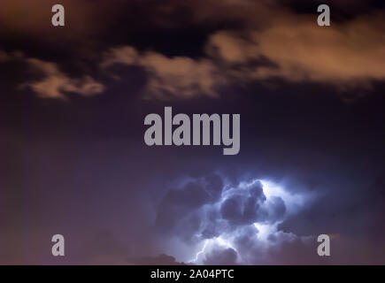 Blitz Nacht bei stürmischem Wetter dunklen Himmel. Sturm. Stockfoto