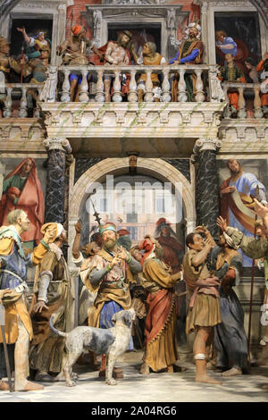 La foule de Juifs lors de la Présentation de Jésus-Christ par Ponce Pilatus. "Ecce Homo". Statuen de Giovanni d'Enrico. Mont Sacré de Varallo Sesia. Stockfoto