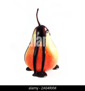 Rohe Birnen mit Schokoladensauce isoliert auf weißem Stockfoto