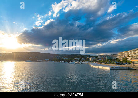 Matsushima Bucht Bootsfahrten in den wunderschönen Sonnenuntergang. Matsushima Bay ist als einer der drei Ansichten von Japan geordnet. Präfektur Miyagi, Japan Stockfoto