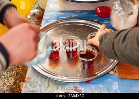 Türkische Tees in Plastikbechern auf das Fach. Stockfoto