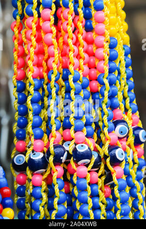 Nahaufnahme von Evil eye Perlen an der Wand gehängt. Türkische Souvenir. Selektive konzentrieren. Stockfoto