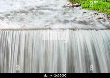 Schöne kleine Natur Wasserfall lange Belichtung Foto. closeup Stockfoto