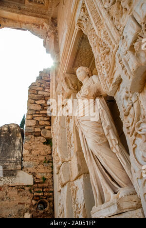 Die Statue von Sophia bedeutet Weisheit in die celsus Bibliothek, Ephesus, Türkei. Reisen und Tourismus. Stockfoto