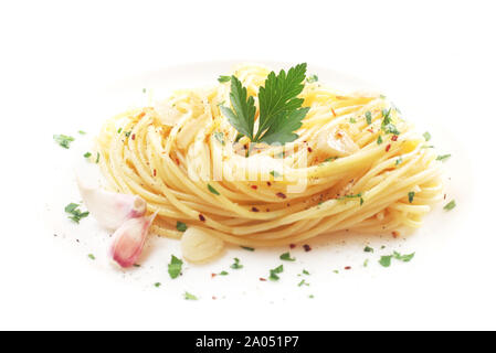 Spaghetti Aglio E Olio auf einer weißen Platte Stockfoto