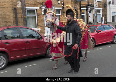 Muslimische Gemeinschaft Bradford 2019 2010 s UK. Tag der Ashura Parade der schiitischen Muslime erinnern das Martyrium von Hussain. Das Pferd stellt die Husain ibn Ali Ritt in die Schlacht von Kerbela HOMER SYKES Stockfoto