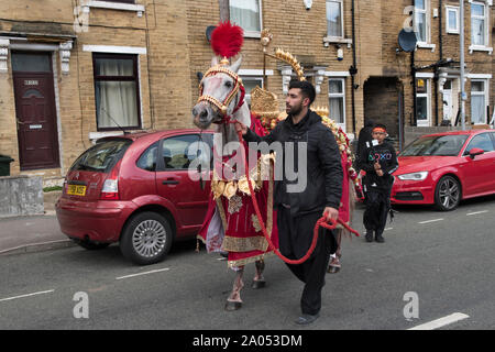 Muslimische Gemeinschaft Bradford 2019 2010 s UK. Tag der Ashura Parade der schiitischen Muslime erinnern das Martyrium von Hussain. Das Pferd stellt die Husain ibn Ali Ritt in die Schlacht von Kerbela HOMER SYKES Stockfoto