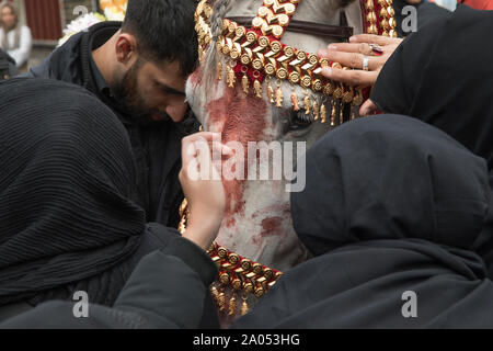 Muslimische Gemeinschaft Bradford 2019 2010 s UK. Tag der Ashura Parade der schiitischen Muslime erinnern das Martyrium von Hussain. Das Pferd stellt die Husain ibn Ali Ritt in die Schlacht von Kerbela HOMER SYKES Stockfoto