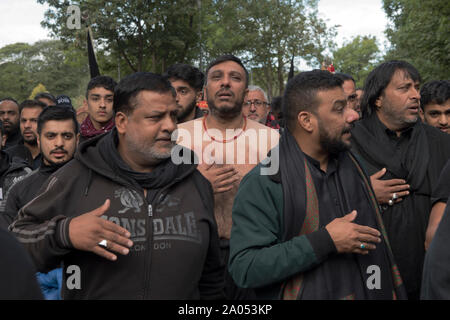 Muslimische Gemeinschaft Bradford 2019 2010 s UK. Tag der Ashura Parade der schiitischen Muslime erinnern das Martyrium von Shafiq Husayn ibn Ali in der Schlacht von Kerbela Männer schlagen ihre chestsHOMER SYKES Stockfoto