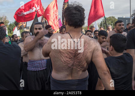 Selbst geißelung Ashura rituellen Narben von Schlägen mit Ketten und Schwerter, muslimischen Gemeinschaft Bradford 2019 2010 s UK. Tag der Ashura Parade der schiitischen Muslime erinnern das Martyrium von Shafiq Husayn ibn Ali. HOMER SYKES Stockfoto