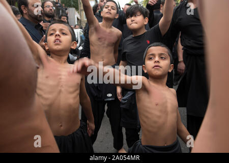 Kinder Jungen schlagen ihre Brust in Ashura Ritual selbst Geißelung. Muslimische Gemeinschaft Bradford 2019 2010 s UK. Tag der Ashura Parade der schiitischen Muslime erinnern das Martyrium von Shafiq Husayn ibn Ali. HOMER SYKES Stockfoto