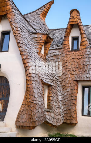 Porumbacu Dorf, Rumänien - 14. September 2019. Die Leute, die Lehm Schloss der Fairy Tales in Porumbacu de Sus, Rumänien Stockfoto