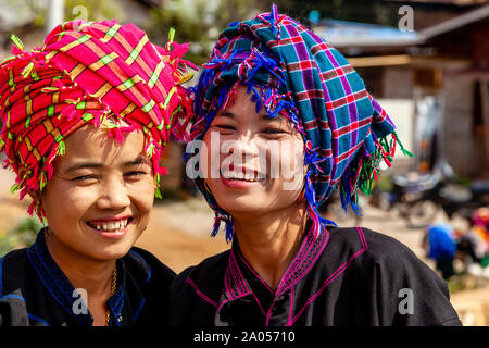 Junge Frauen aus der Pa'O ethnische Gruppe, indein Markt, Inle Lake, Myanmar Stockfoto