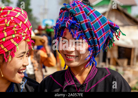 Junge Frauen aus der Pa'O ethnische Gruppe, indein Markt, Inle Lake, Myanmar Stockfoto