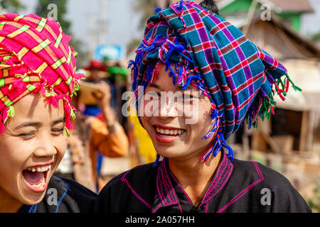 Junge Frauen aus der Pa'O ethnische Gruppe, indein Markt, Inle Lake, Myanmar Stockfoto