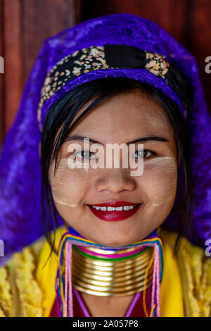 Das Porträt einer jungen Frau aus der Kayan (lange Hals) Ethnische Gruppe, See Inle, Shan Staat, Myanmar Stockfoto