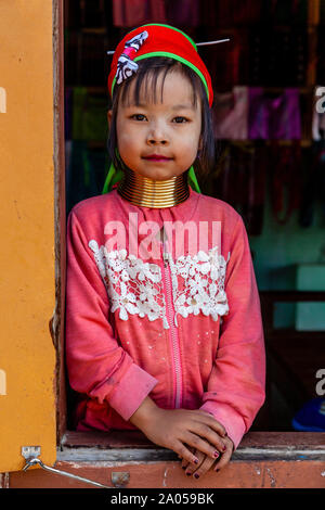 Ein Portrait eines Kindes aus der Kayan (lange Hals) Ethnische Gruppe, See Inle, Shan Staat, Myanmar. Stockfoto