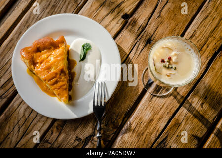Punsch Cocktail auf Holztisch. Herbst Winter wärmendes Getränk. Stockfoto