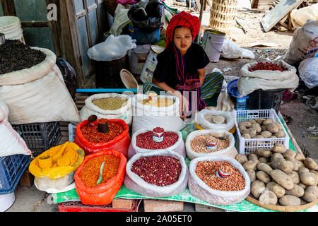 Eine junge Frau aus der Pa'O ethnische Gruppe verkaufen Gewürze in die mingalar Markt, Nyaung Shwe See Inle, Shan Staat, Myanmar. Stockfoto