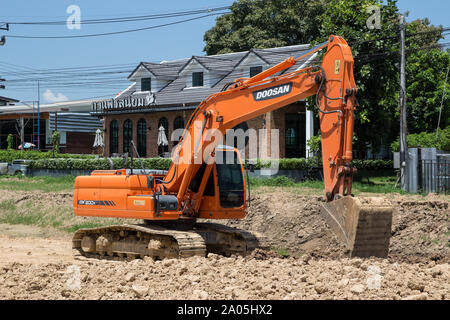 Chiangmai, Thailand - 16. September 2019: Private Doosan Baggerlader auf Baustelle. Auf der straße Nr. 1001 8 km von Chiang Mai City. Stockfoto