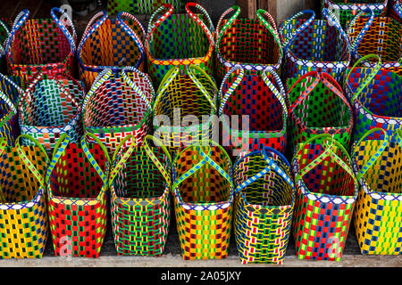 Bunte Taschen für den Verkauf in der mingalar Markt, Nyaung Shwe See Inle, Shan Staat, Myanmar. Stockfoto