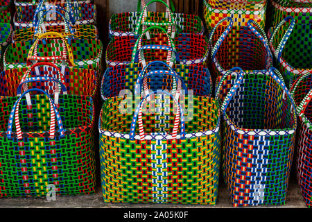 Bunte Taschen für den Verkauf in der mingalar Markt, Nyaung Shwe See Inle, Shan Staat, Myanmar. Stockfoto