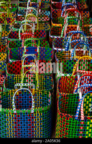 Bunte Taschen für den Verkauf in der mingalar Markt, Nyaung Shwe See Inle, Shan Staat, Myanmar. Stockfoto