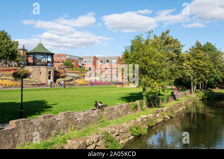 Tamworth Schlossgärten Fluss Anker und Stadt Musikpavillon Stadtzentrum Staffordshire England UK GB UK Europa Stockfoto