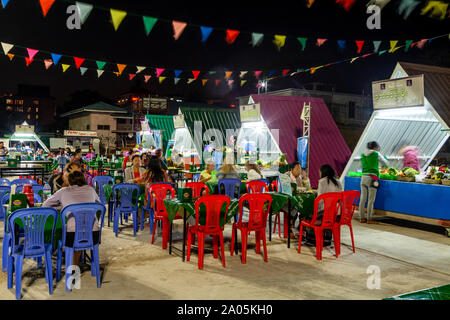 Einheimische und Touristen essen Street Food an den Tischen in der Nacht Markt, Nyaung Shwe See Inle, Shan Staat, Myanmar. Stockfoto