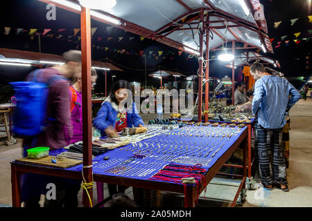 Touristen/Reisenden kaufen Schmuck In der Nacht Markt in Nyaung Shwe See Inle, Shan Staat, Myanmar. Stockfoto